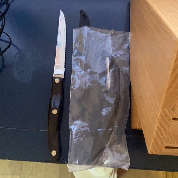 Cutco Homemaker Knife Set (Plus trimming knife cover, and vegetable peeler) - Picture 4 of 5